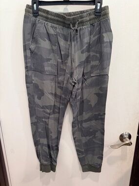 Splendid Olive Gray Camouflage Cropped Joggers